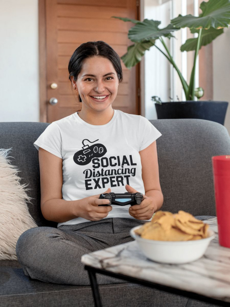 Social distancing expert fehér póló