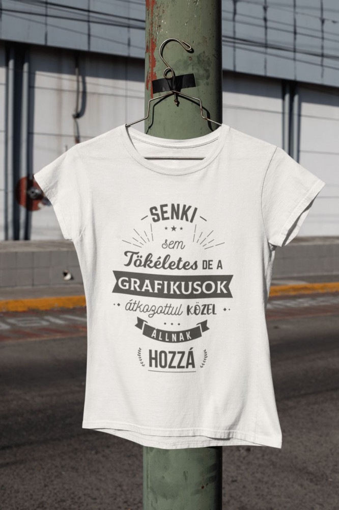 Grafikus fehér póló
