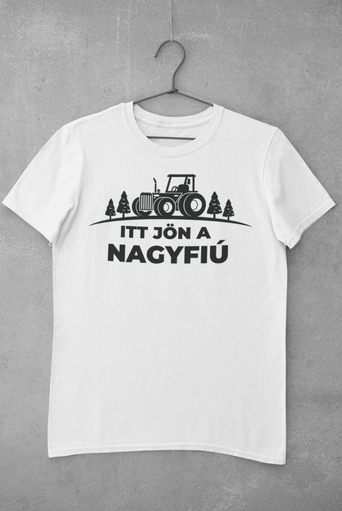 Itt jön a nagyfiú fehér póló