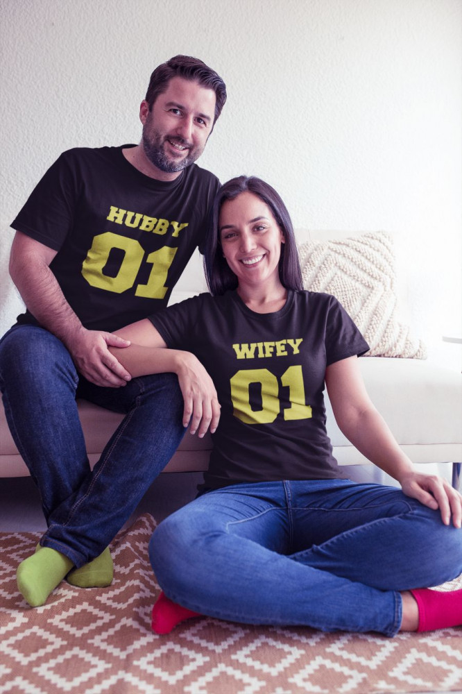 Hubby és Wifey páros póló - fekete színben arany felirattal