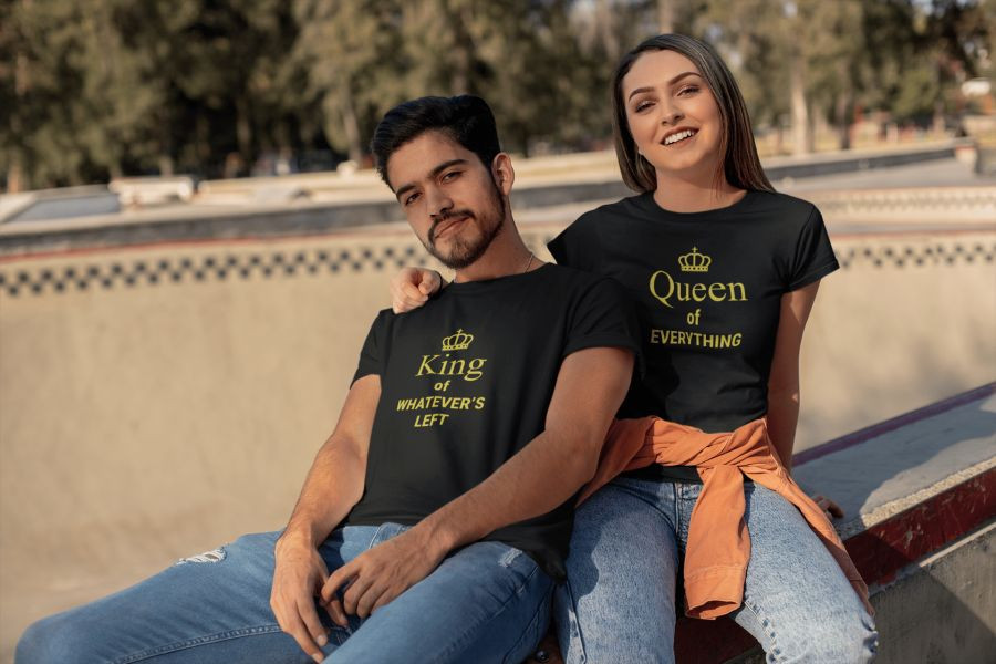 King and Queen páros póló - fekete színben arany felirattal 4