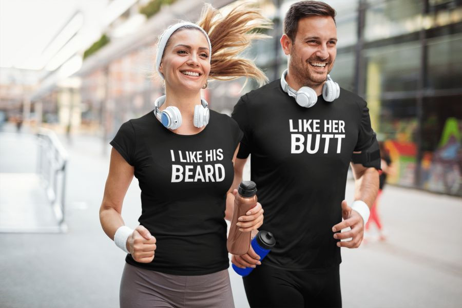Like his beard & like her butt páros póló - fekete színben