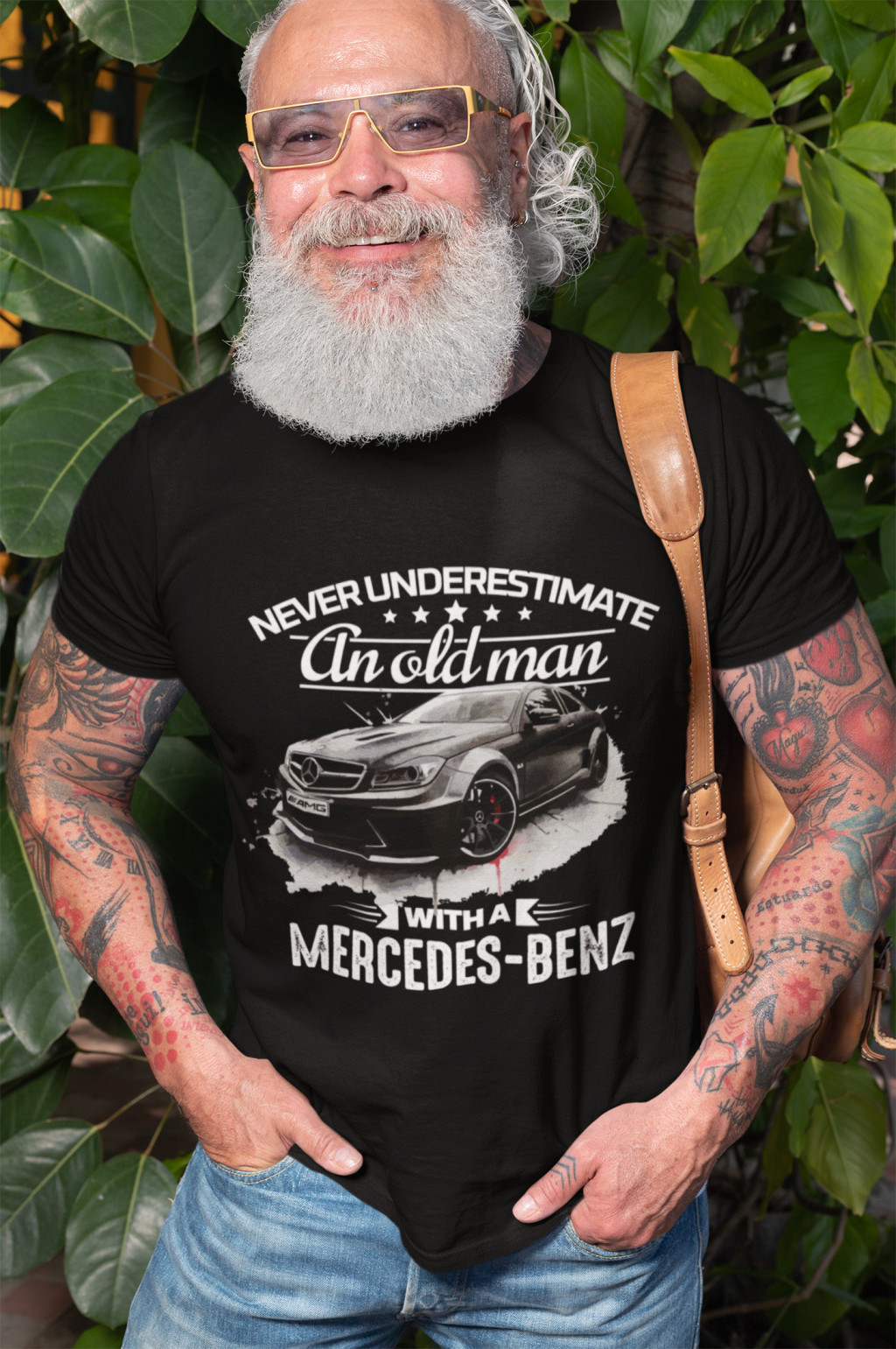 Never underestimate an old man with a mercedes fekete póló
