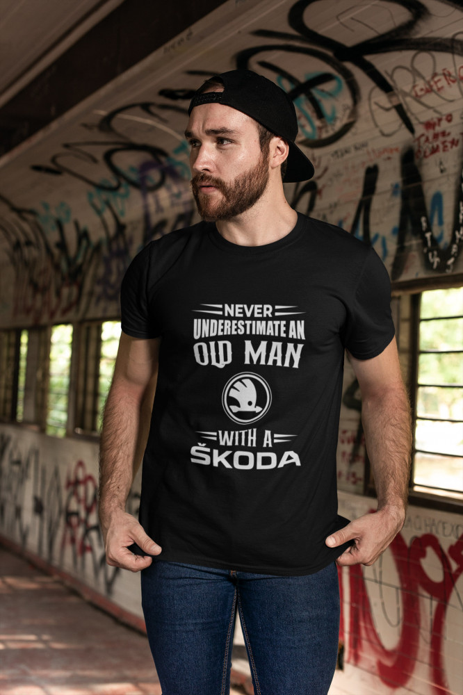 Never underestimate an old man with a skoda fekete póló