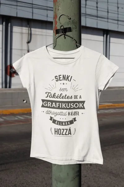 Grafikus fehér póló