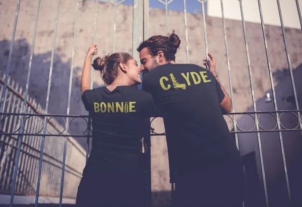 Bonnie és Clyde páros póló - fekete színben arany felirattal