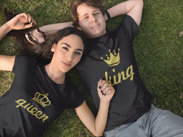 King and Queen páros póló - fekete színben arany felirattal 3