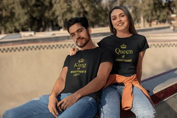 King and Queen páros póló - fekete színben arany felirattal 4