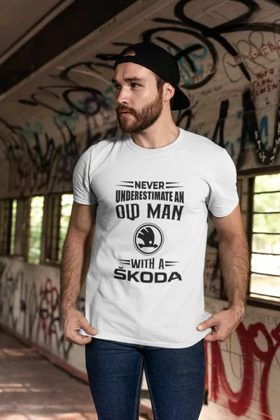 Never underestimate an old man with a skoda fehér póló